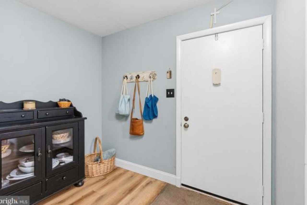 146 Larchwood Ct - Photo 3 of 13