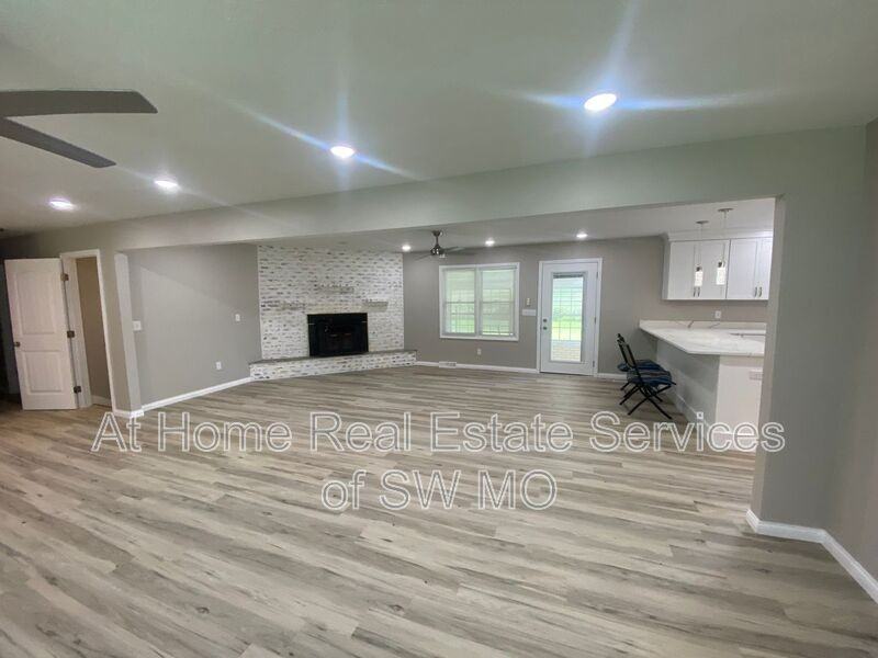 3129 N Farmer Ave - Photo 3 of 12