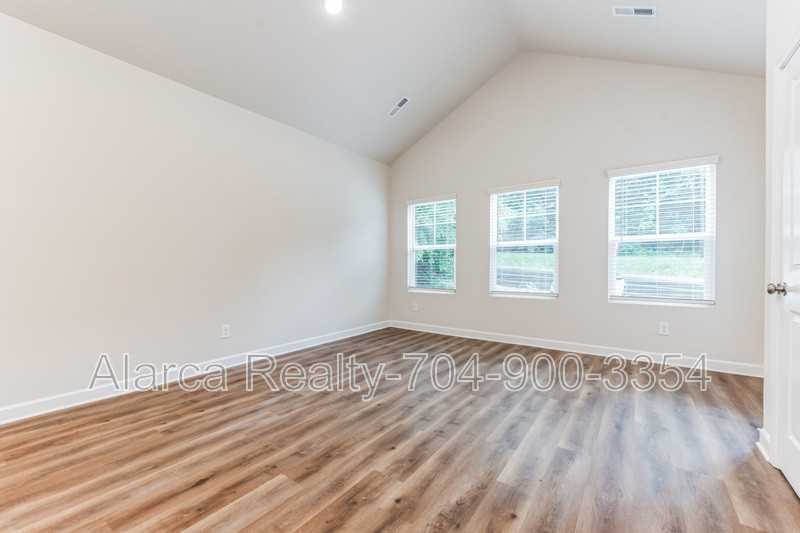 327 W Iredell Ave - Photo 2 of 24
