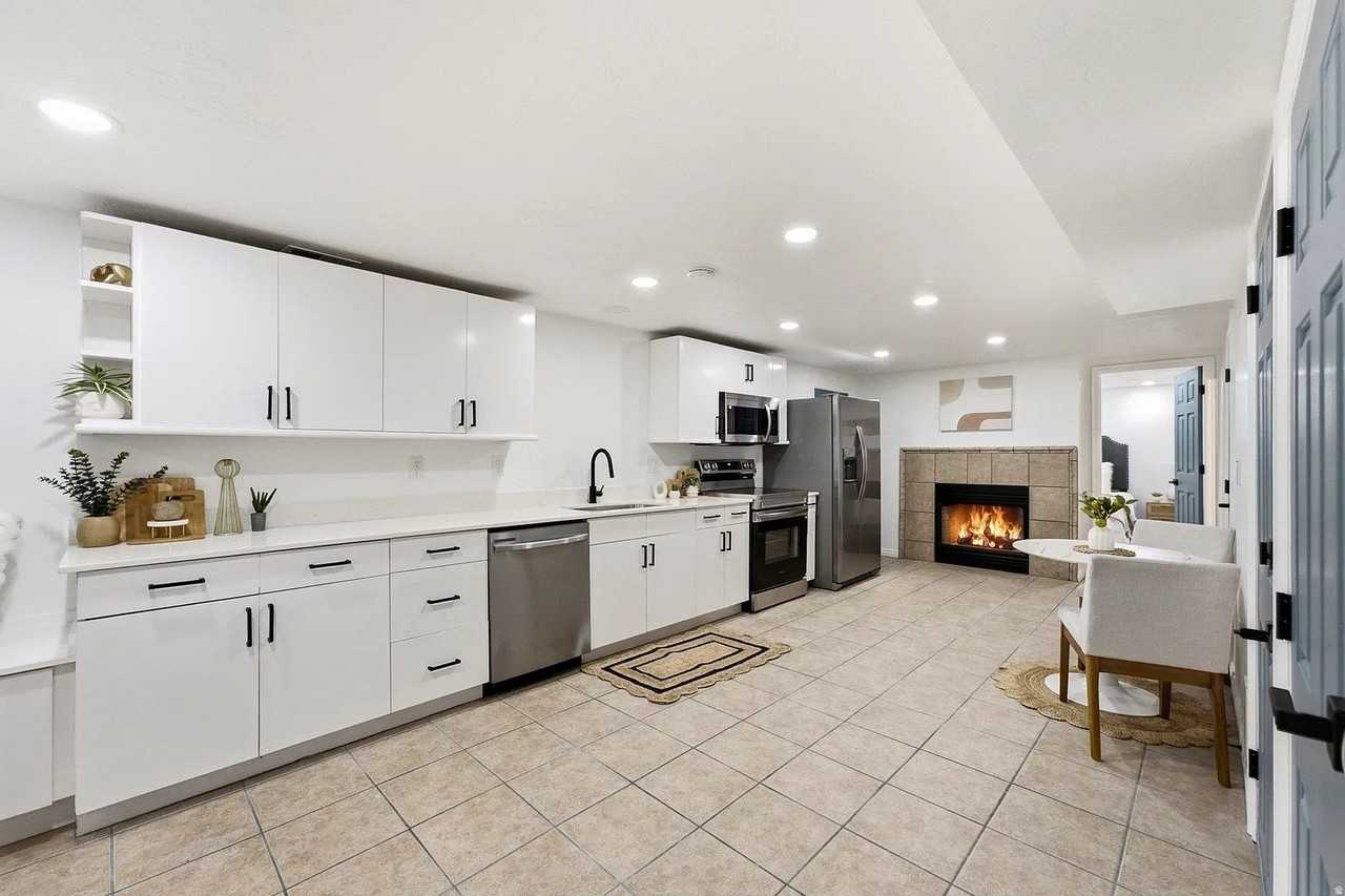 599 E Millcreek Way #B - Photo 3 of 15