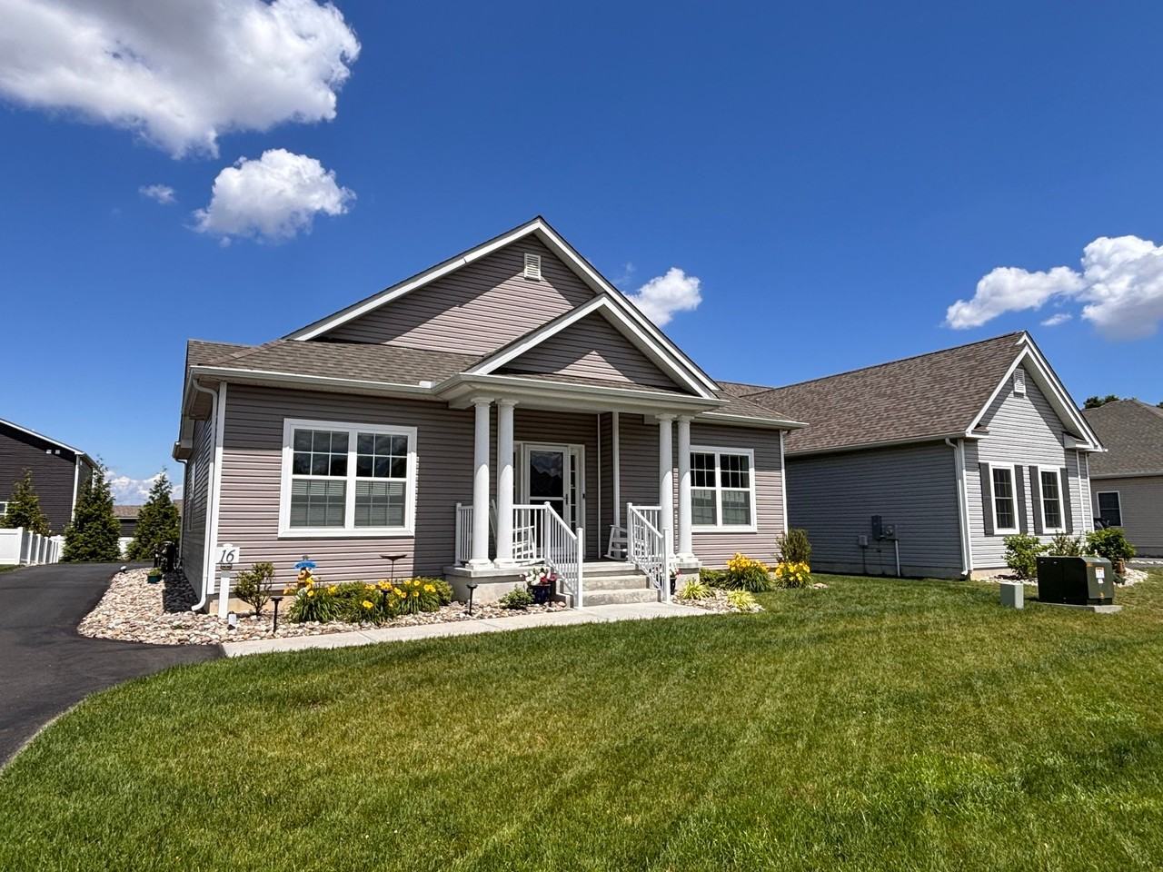 16 Backwater Ct