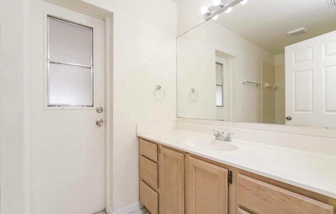 1441 Bradwell Dr - Photo 5 of 8