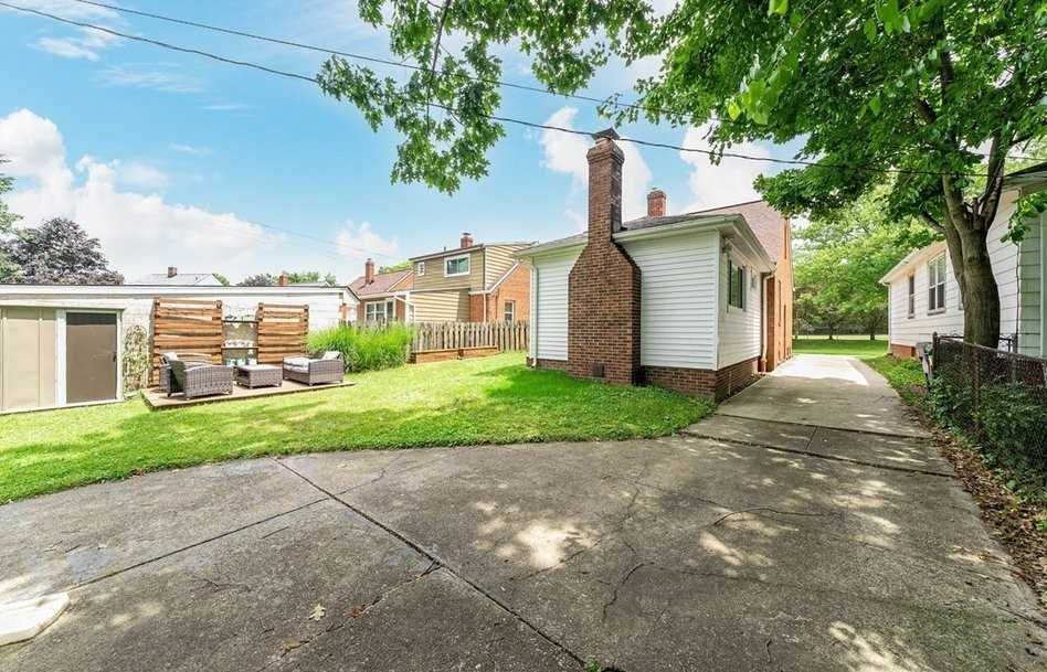 5934 Deering Ave - Photo 3 of 20