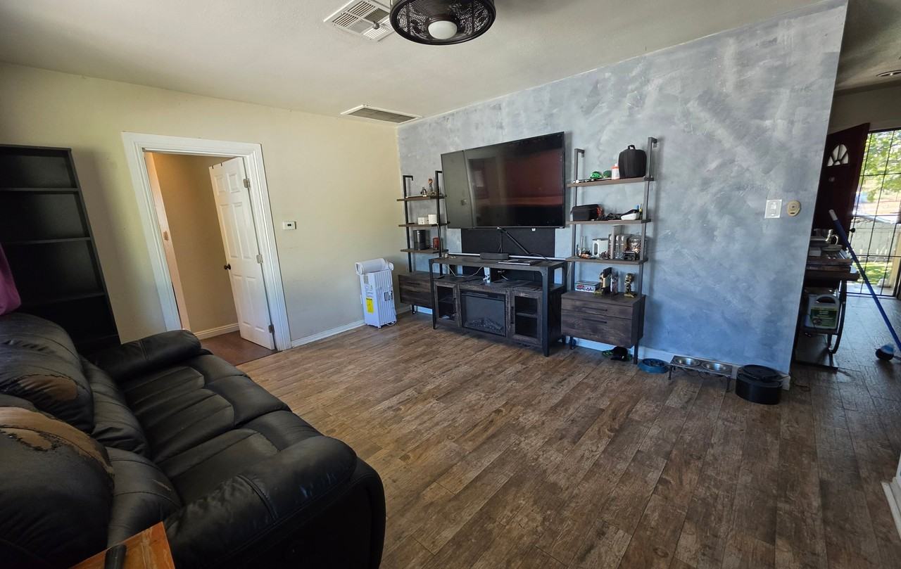 16629 Victory Blvd - Photo 3 of 6