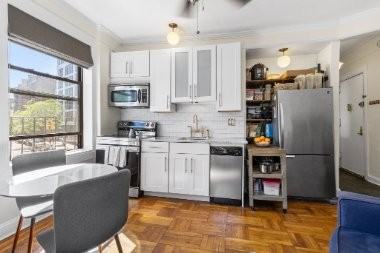 400 Lincoln Pl #2B - Photo 5 of 11