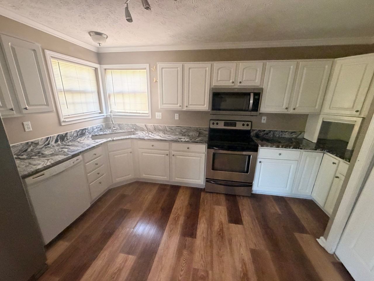 2185 Belmont Dr - Photo 2 of 8