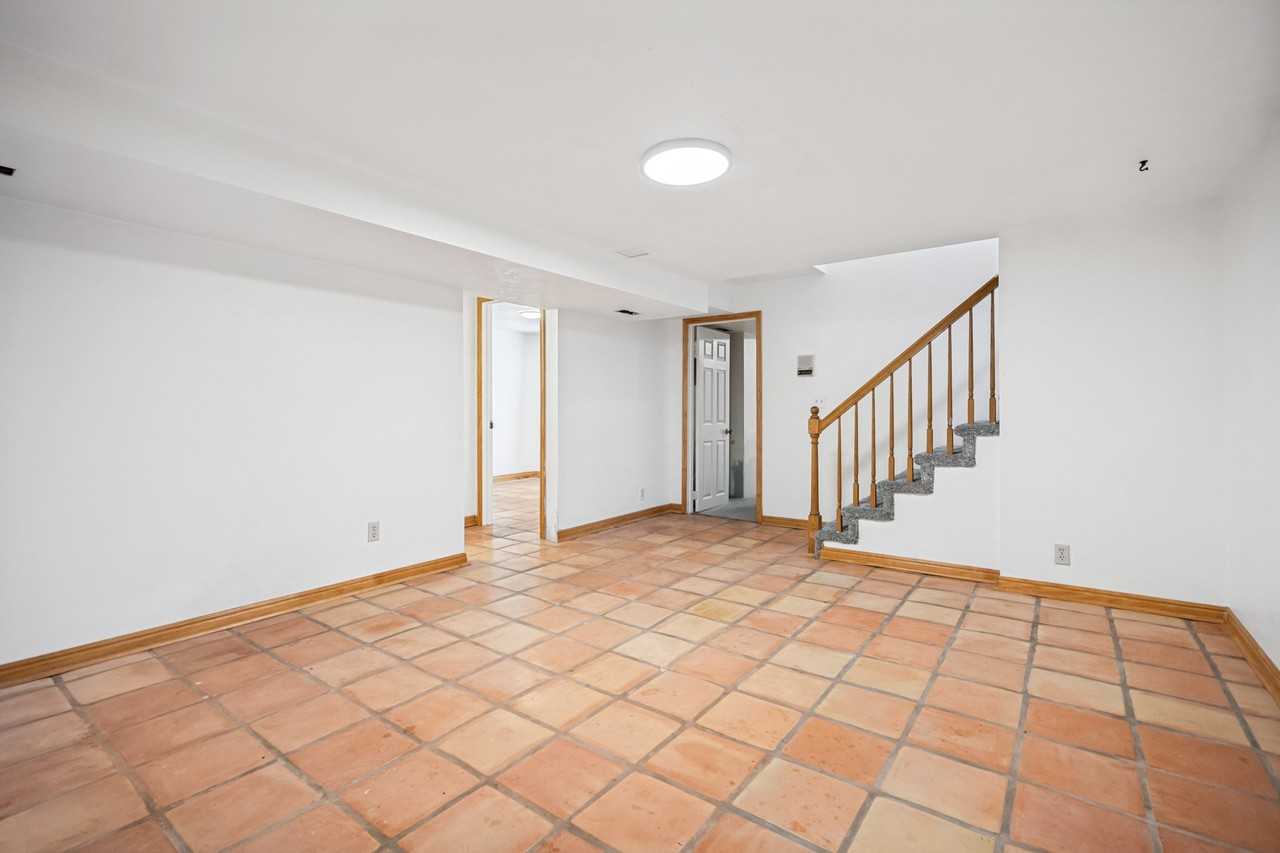 8736 S Oakwood Park Cir - Photo 4 of 16