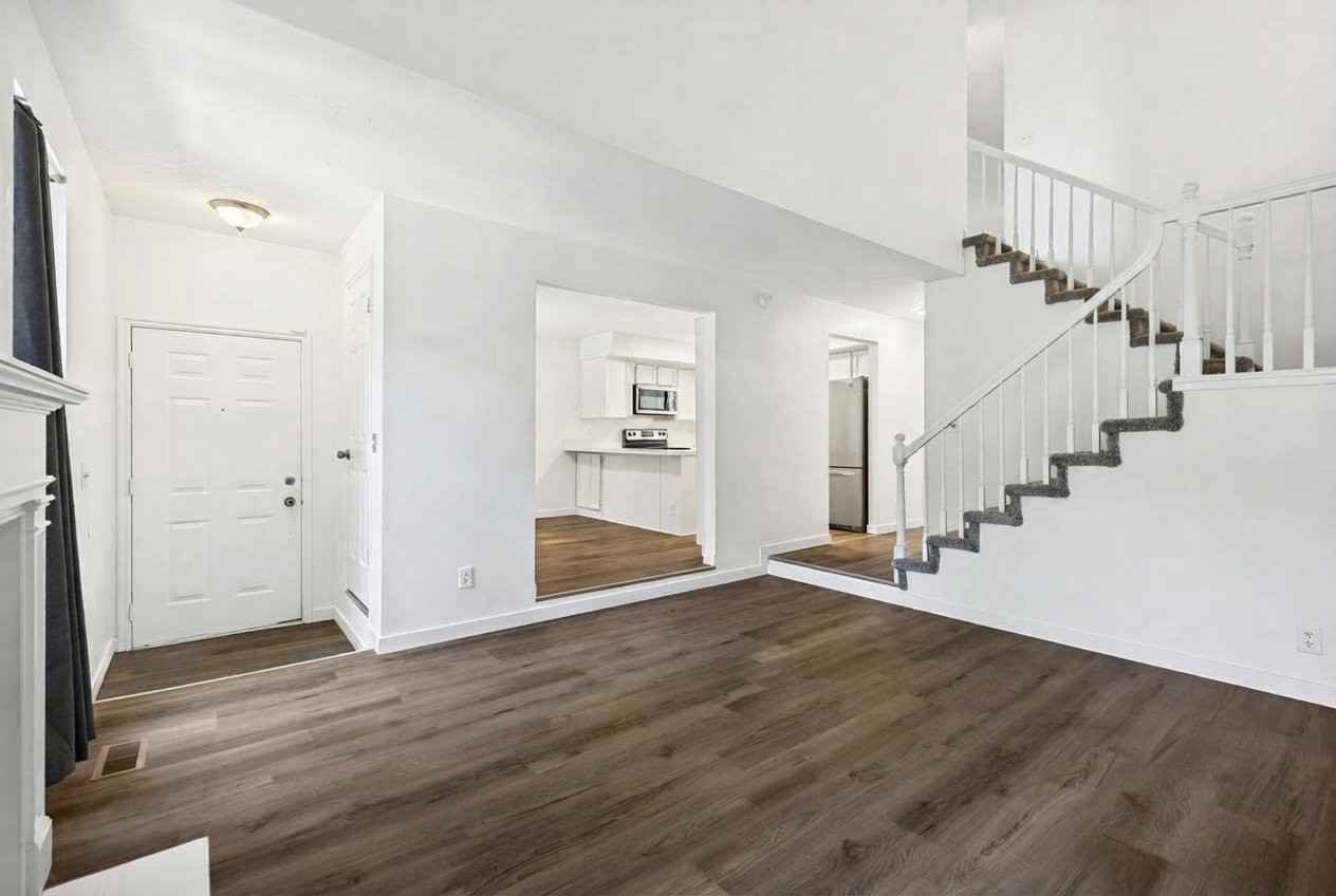 8736 S Oakwood Park Cir - Photo 7 of 16