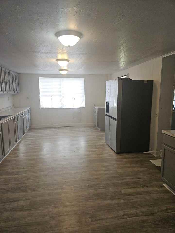 1612 S Eustis St - Photo 2 of 11