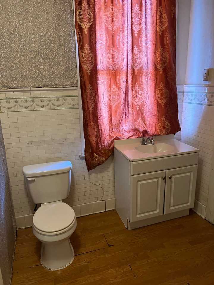631 W Market St 2nd Fl #2 - Photo 3 of 10