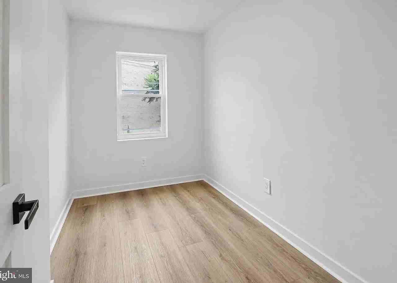 1513 E Hewson St - Photo 2 of 7