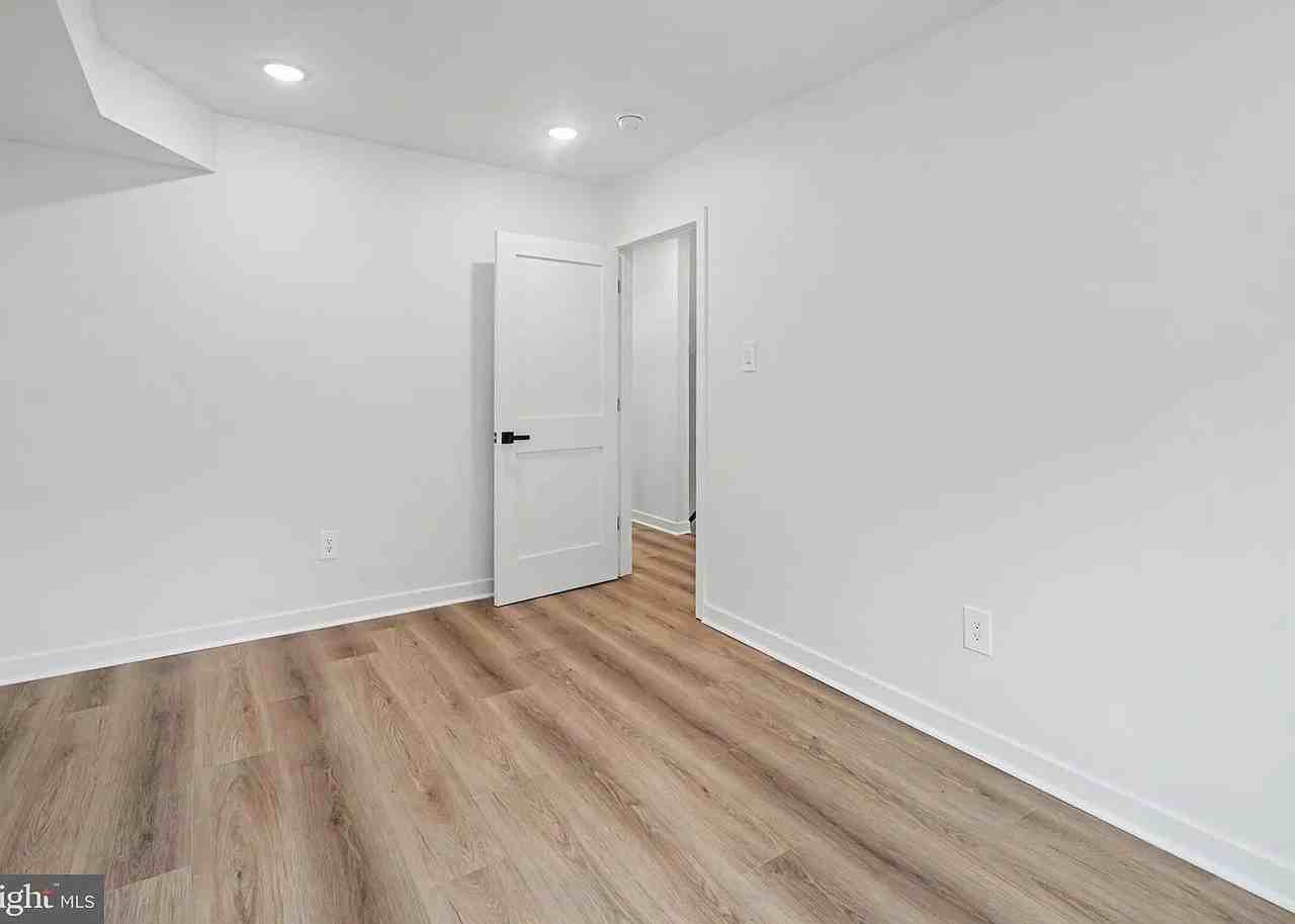 1513 E Hewson St - Photo 4 of 7
