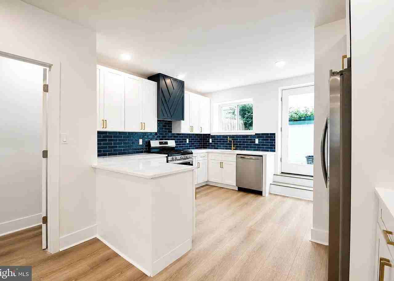 1513 E Hewson St - Photo 6 of 7
