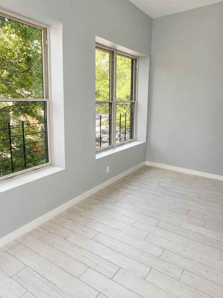 560 Riverdale Ave #2R - Photo 4 of 9