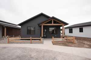 featured image of 1407 Windsor Dr #E