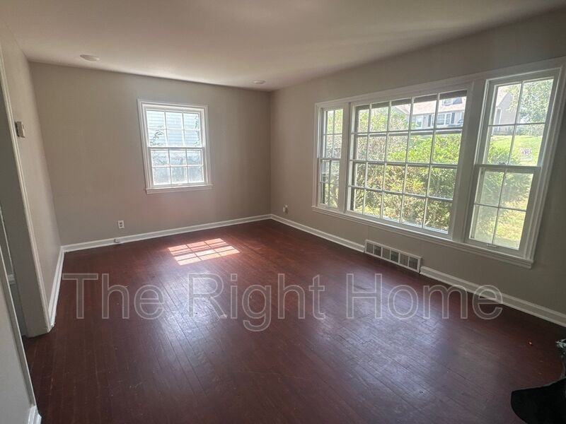 6735 N 34th St - Photo 3 of 9