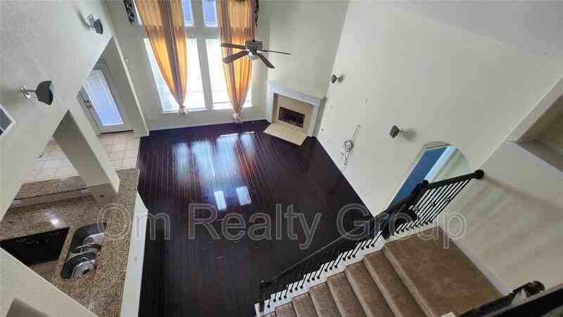 2318 Nashmor Dr - Photo 4 of 30