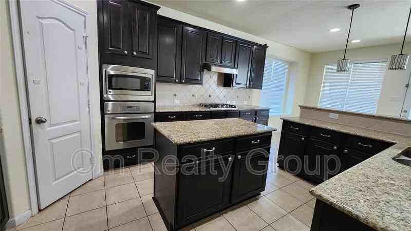 2318 Nashmor Dr - Photo 6 of 30