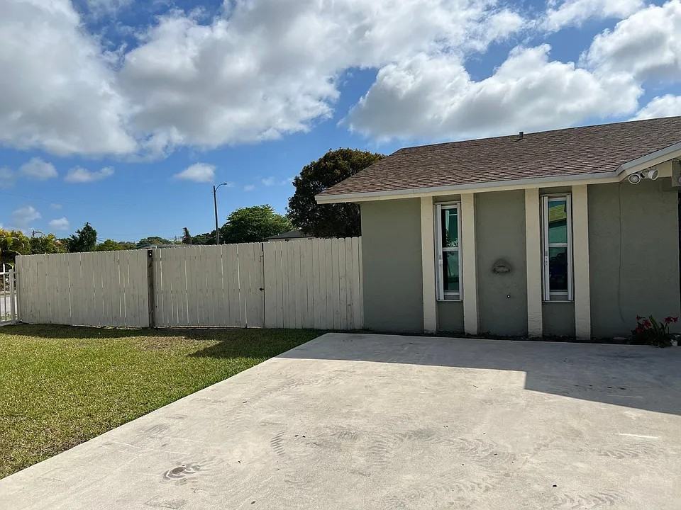17905 Sw 105th Ave #NA - Photo 2 of 10
