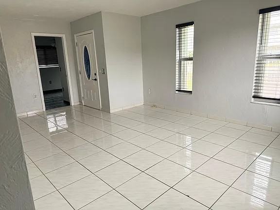 17905 Sw 105th Ave #NA - Photo 3 of 10