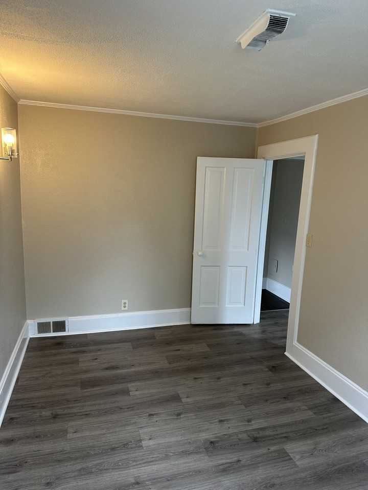 1127 Buckland Ave #4 - Photo 4 of 6