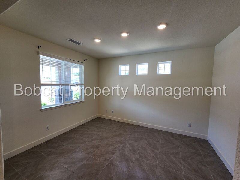 1419 Pickaxe St - Photo 5 of 37