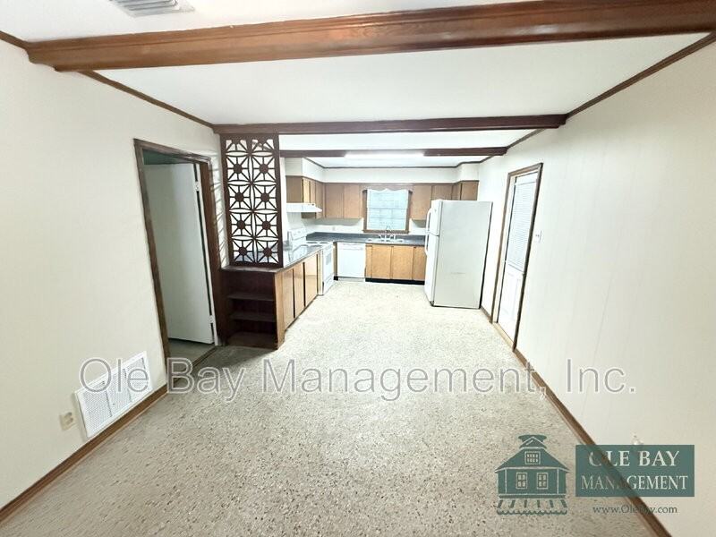 320 Syracuse St - Photo 2 of 9
