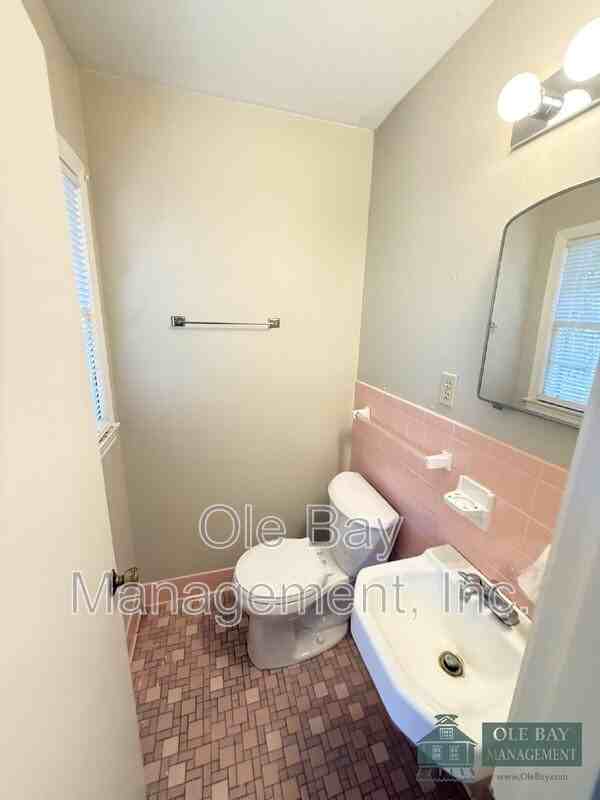 320 Syracuse St - Photo 5 of 9