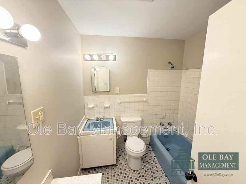 320 Syracuse St - Photo 7 of 9