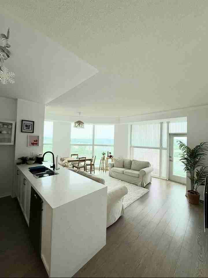 2067 Lake Shore Blvd W - Photo 2 of 7