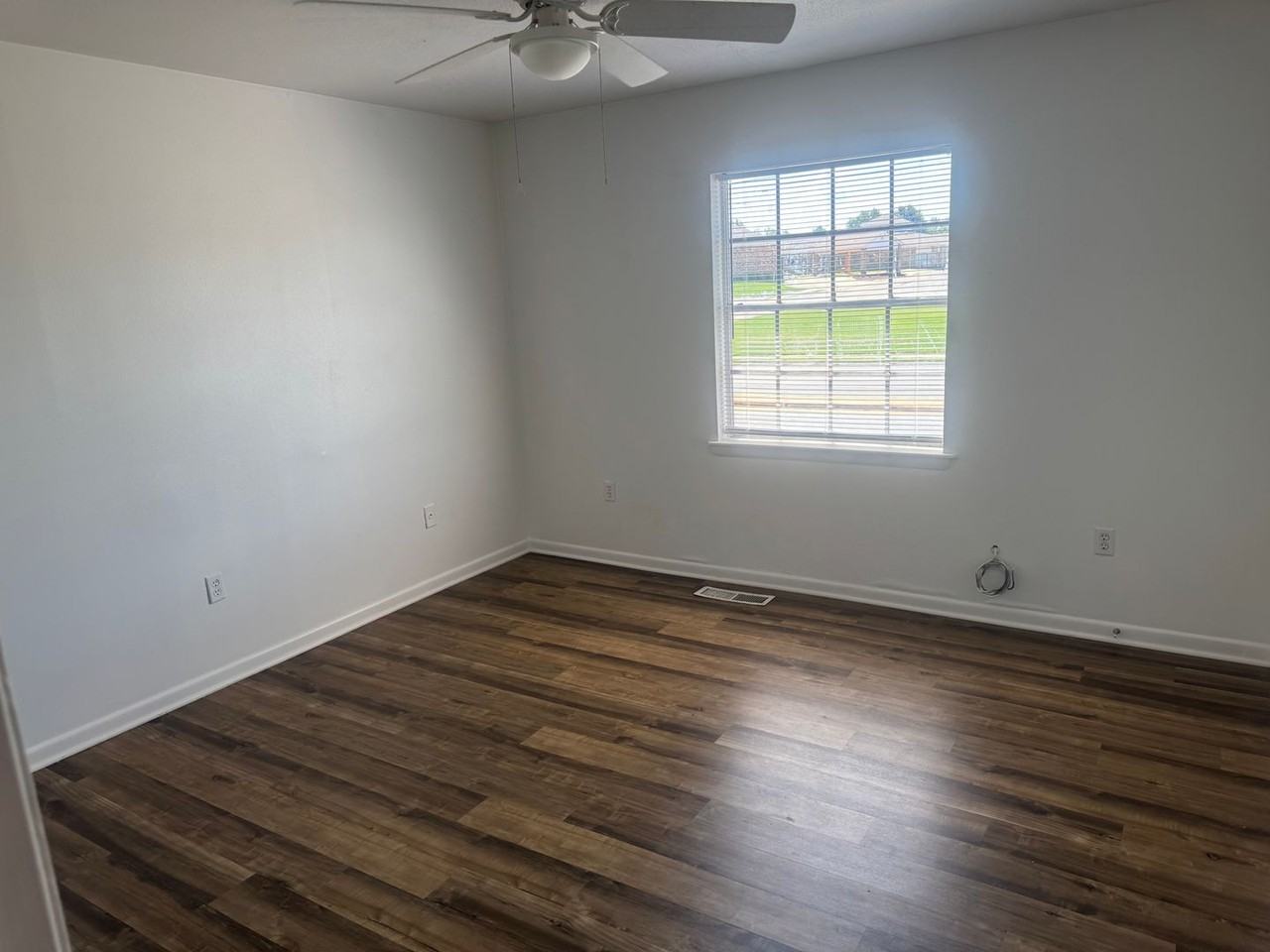 1906 Dave Ward Dr - Photo 5 of 8