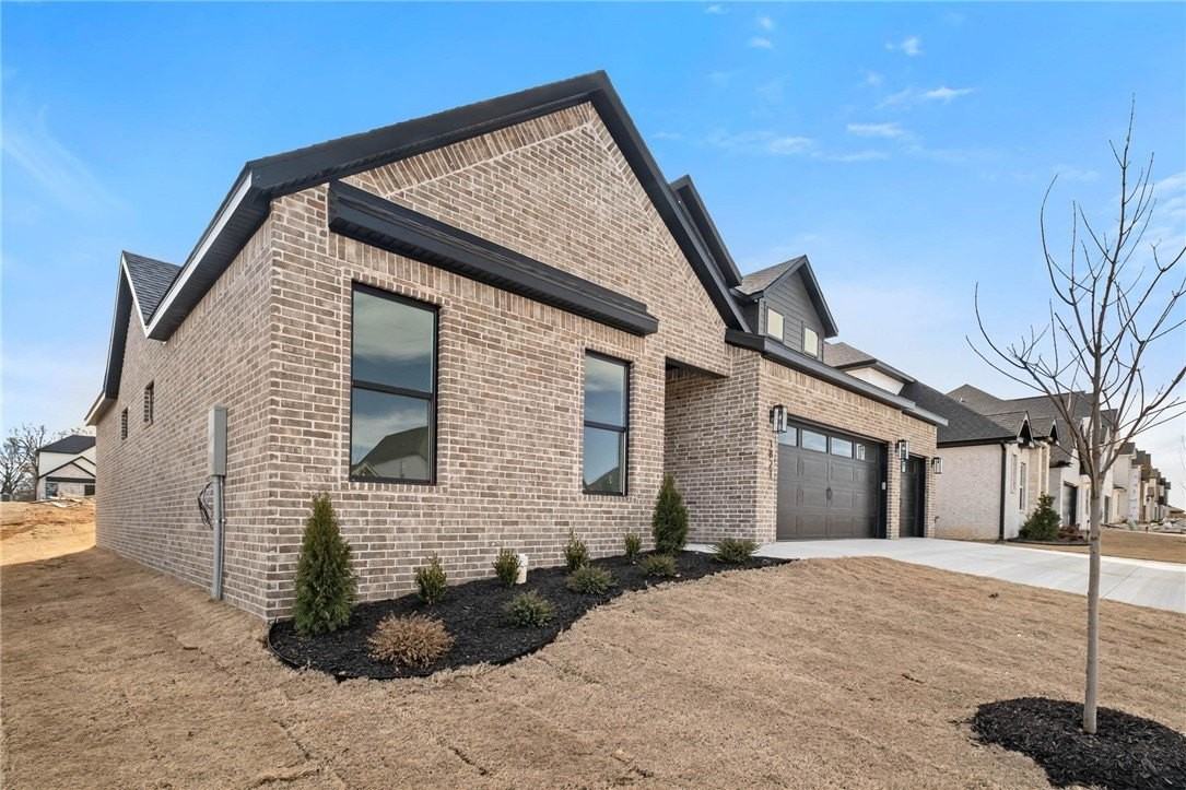 1821 Lotus Rd - Photo 2 of 30