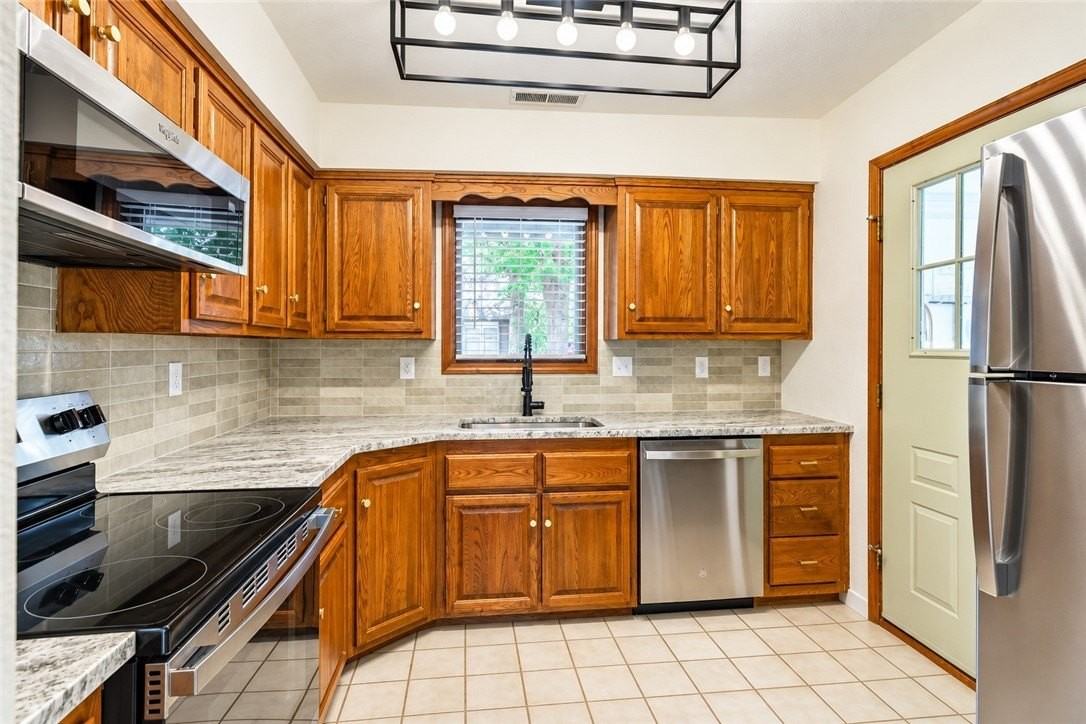 25 Shakespeare Dr - Photo 2 of 13