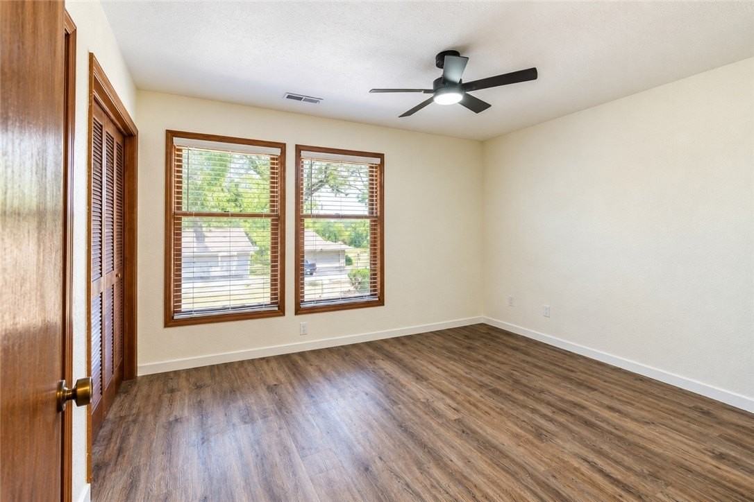 25 Shakespeare Dr - Photo 4 of 13