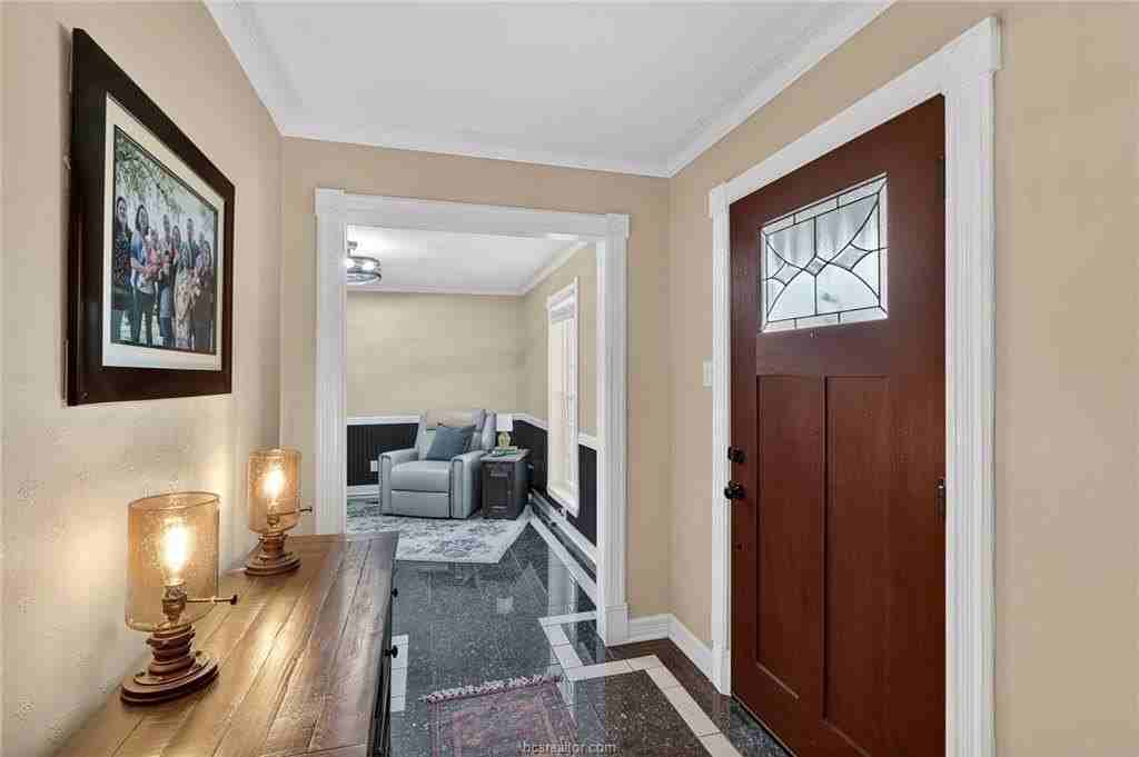 913 Park Ln - Photo 4 of 43
