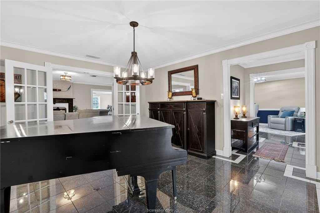 913 Park Ln - Photo 5 of 43