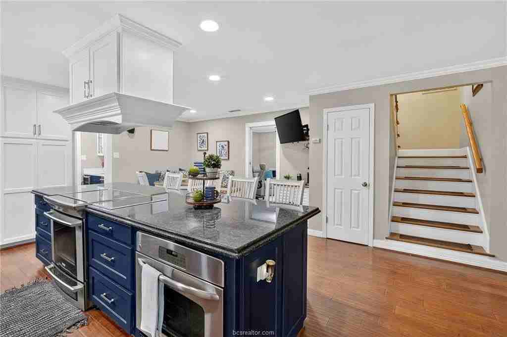 913 Park Ln - Photo 7 of 43