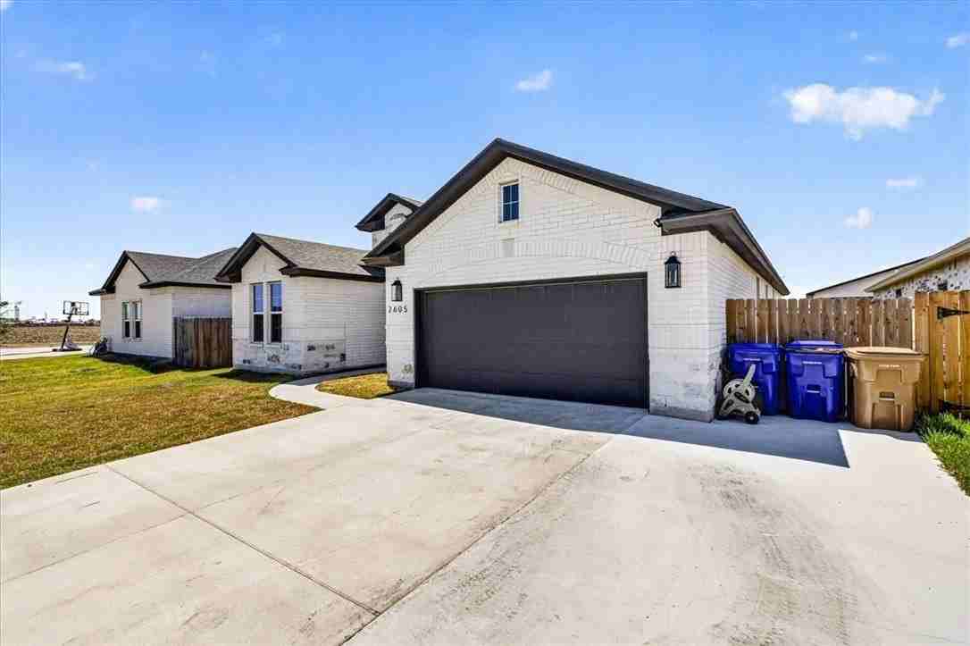 2605 Lannister Ln - Photo 2 of 50