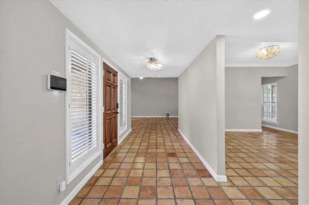 5305 Greenbriar Dr - Photo 5 of 45