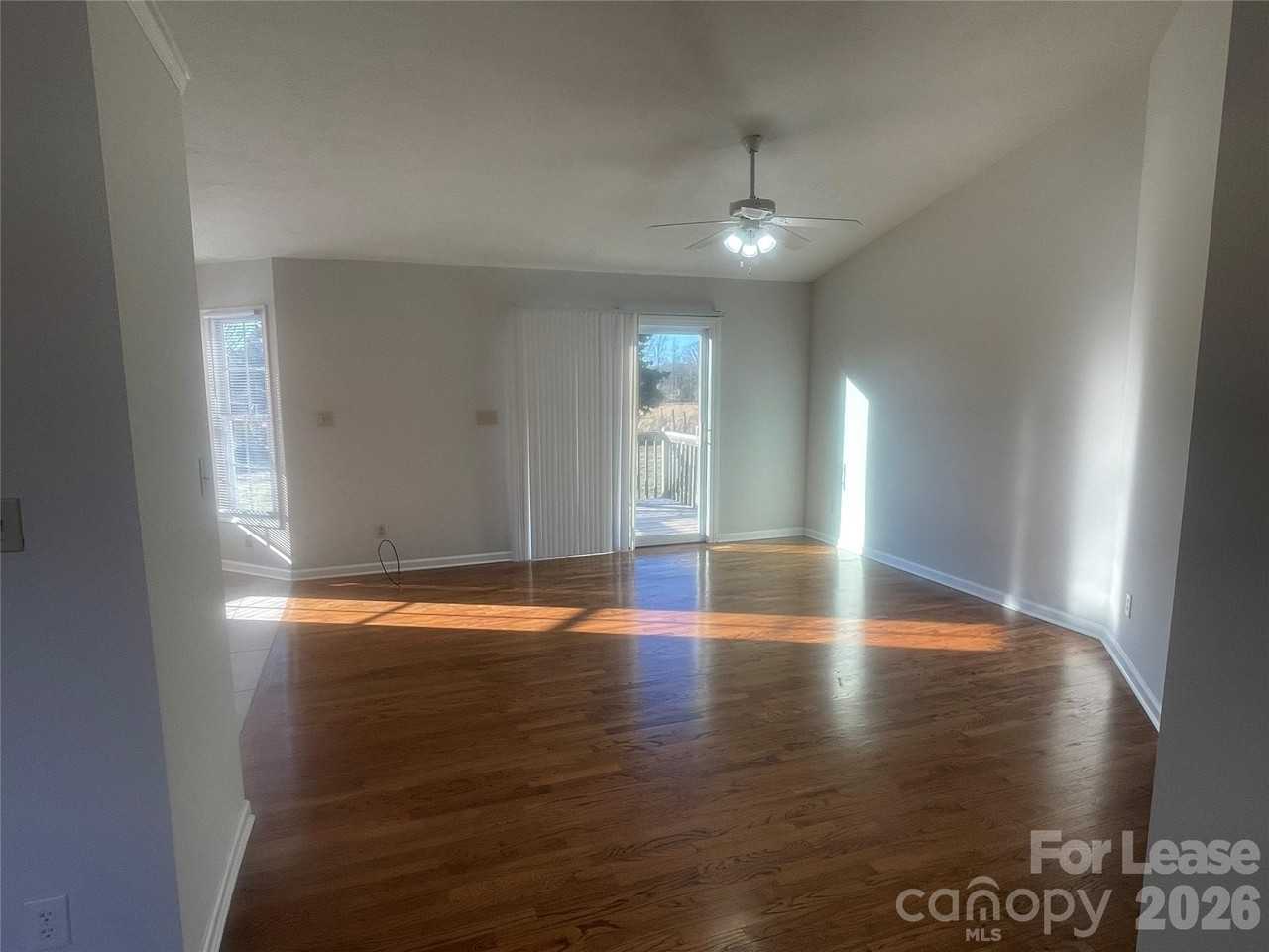 1444 Farmington Hills Dr - Photo 3 of 17