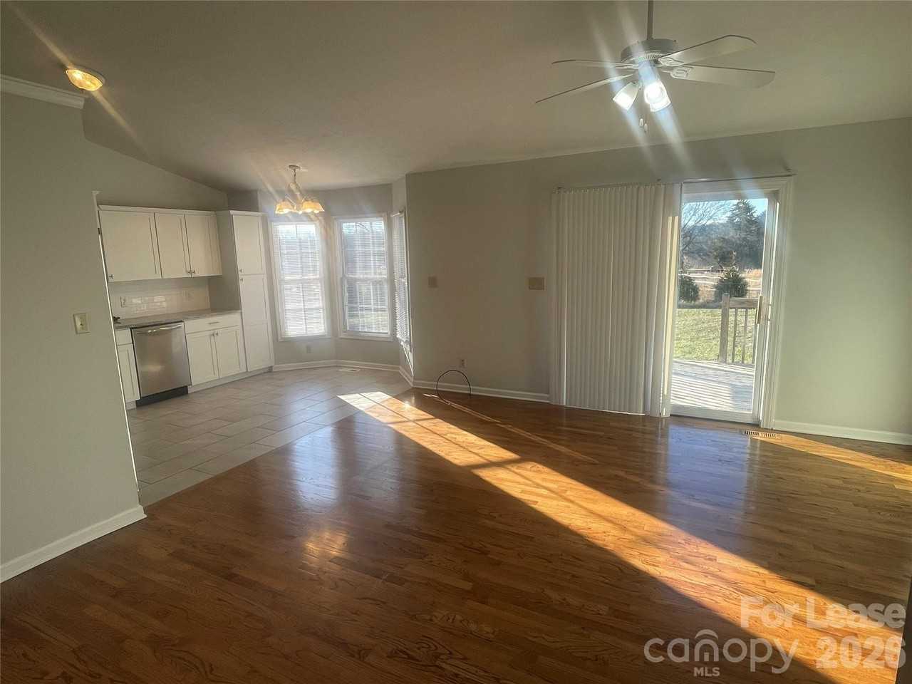 1444 Farmington Hills Dr - Photo 4 of 17