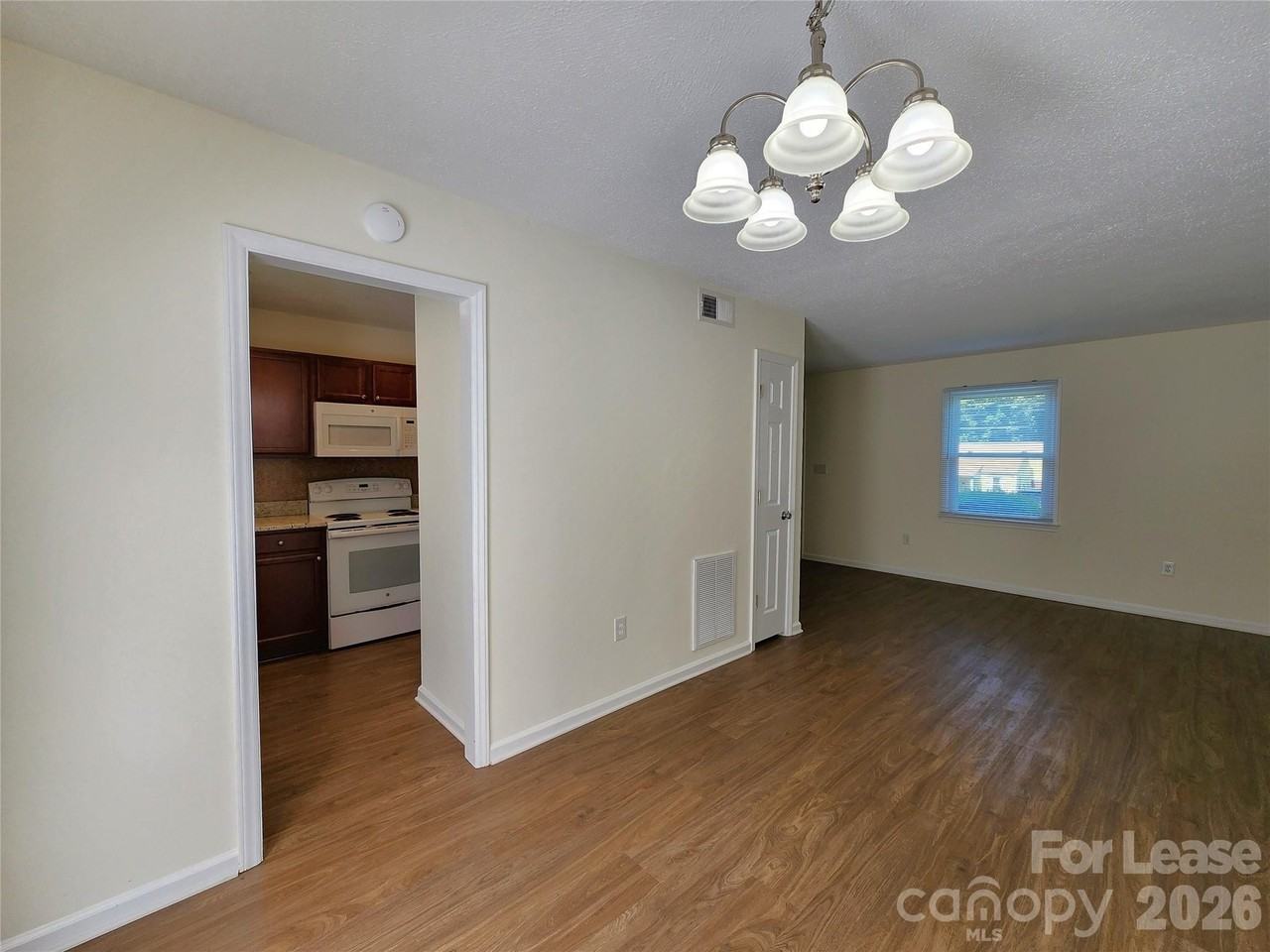 406 E 18th St - Photo 4 of 19