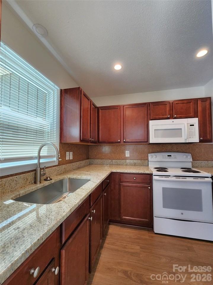 406 E 18th St - Photo 5 of 19