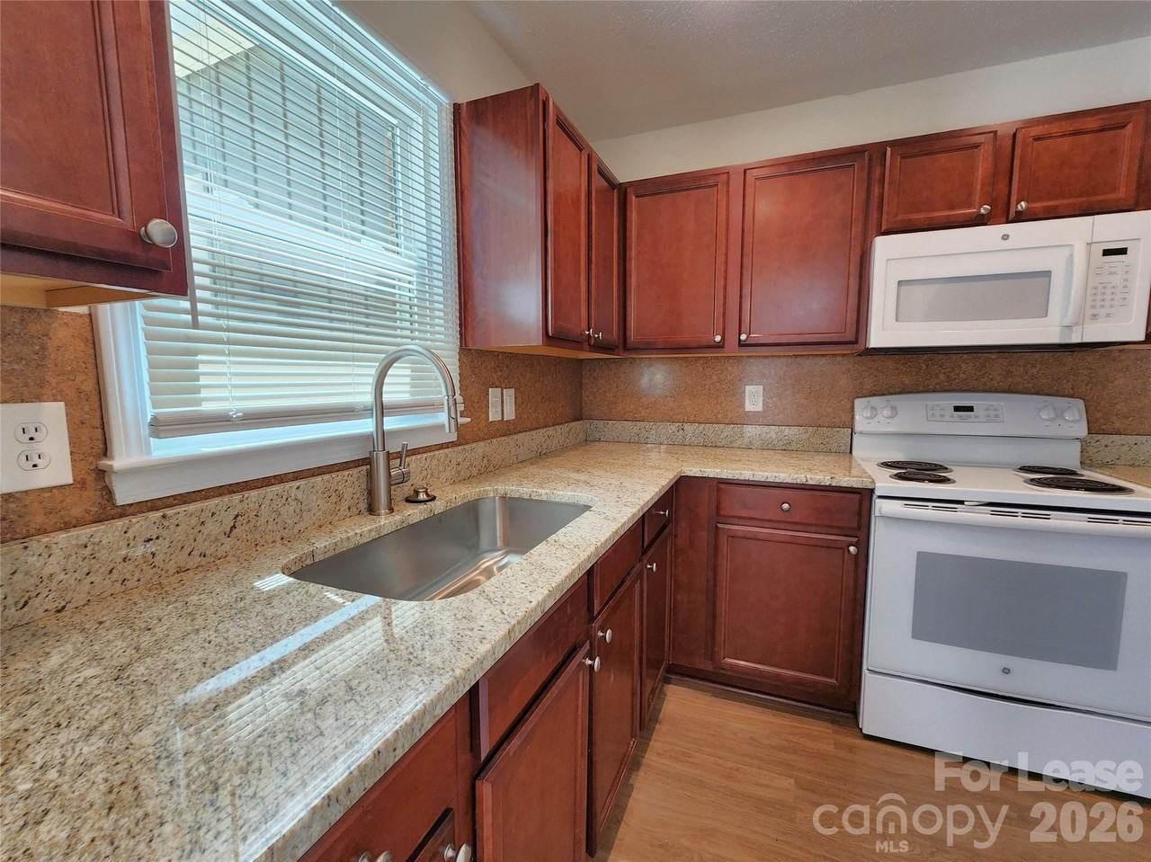 406 E 18th St - Photo 6 of 19