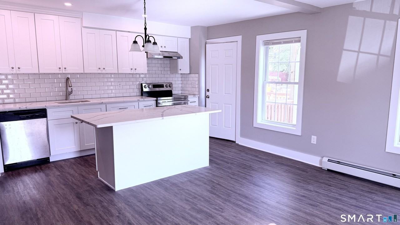 105 Willetts Ave - Photo 2 of 11