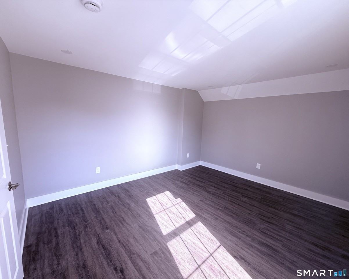 105 Willetts Ave - Photo 7 of 11