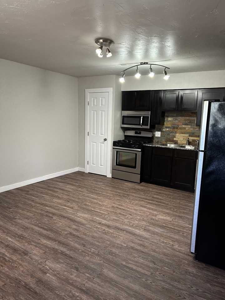 123 Nw 25th St #1 - Photo 2 of 9