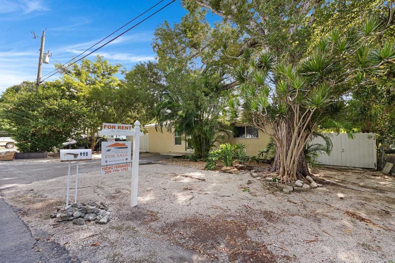 980 Oleander Rd - Photo 2 of 37