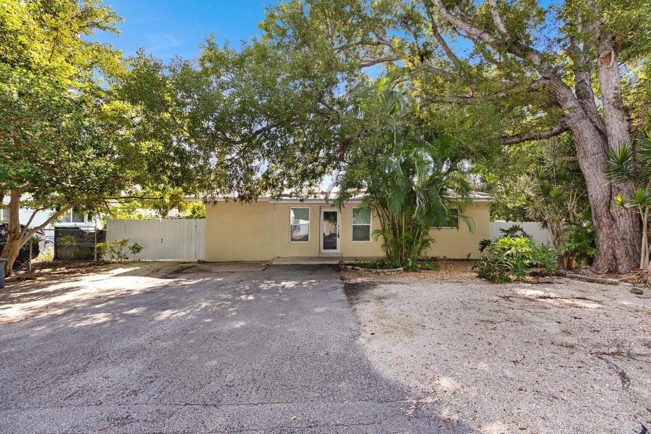 980 Oleander Rd - Photo 3 of 37