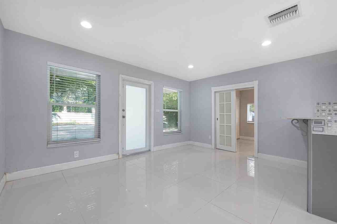 980 Oleander Rd - Photo 5 of 37
